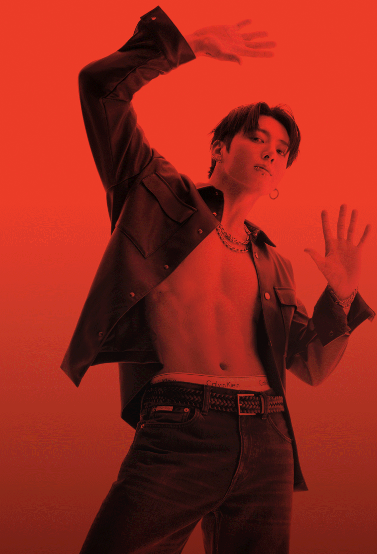 Calvin Klein featuring Jung Kook - 穿出暖意 層次穿搭定義節日造型。 隨性半敞，肌膚乍現。